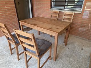 Mesa de cocina con sus 4 silas
