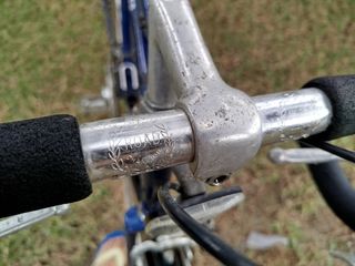 Bicicleta de carretera con componentes de aluminio