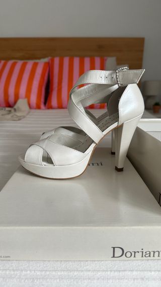Sandalias de tacón blancas