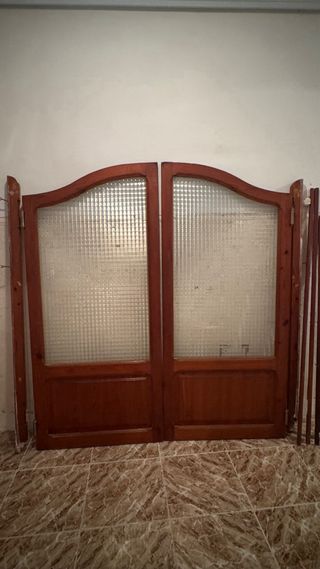 Puerta vaivén madera y cristal