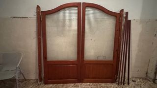 Puerta vaivén madera y cristal