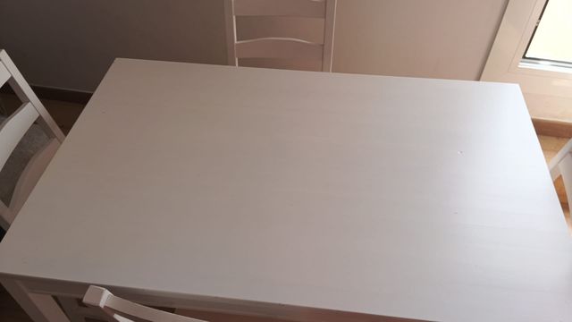 Mesa y 4 Sillas Blancas