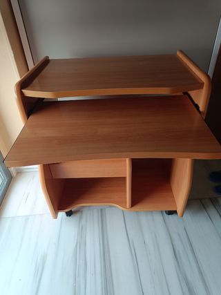 Mesa de estudio con bandeja extraíble.