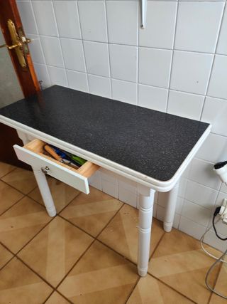 Mesa de cocina con encimera de piedra