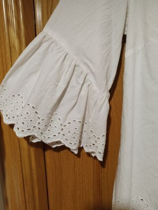 Camisa blanca H&M con troquelado
