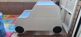 Escritorio infantil  en forma de coche. 