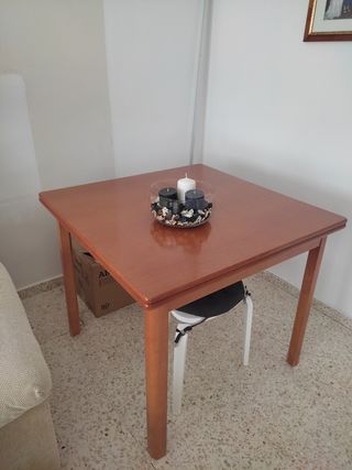 Mesa de salón de madera