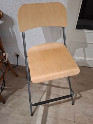 Silla alta plegable Ikea madera y metal.
