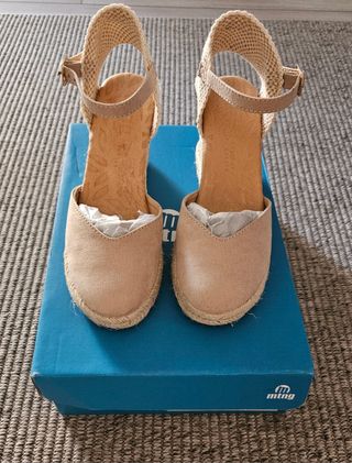 Sandalias Mustang de cuña beige nuevas.