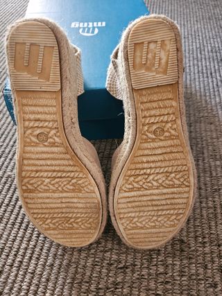 Sandalias Mustang de cuña beige nuevas.