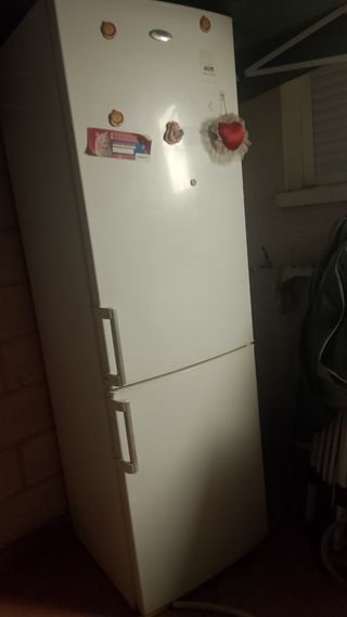 Nevera blanca en buenas condiciones funciona perfe