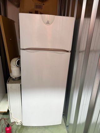 Nevera Indesit con congelador