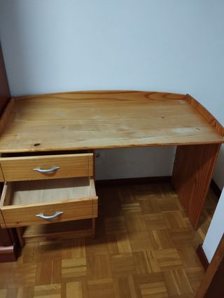 Mesa escritorio madera maciza en buen estado.
