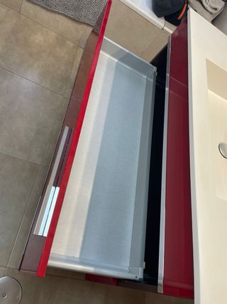 Mueble de baño completo rojo y grifos y lavabo
