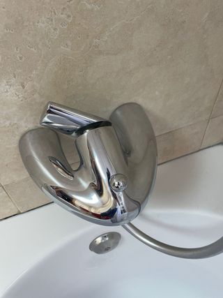 Mueble de baño completo rojo y grifos y lavabo