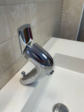 Mueble de baño completo rojo y grifos y lavabo