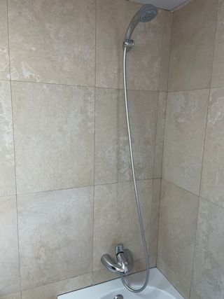 Mueble de baño completo rojo y grifos y lavabo