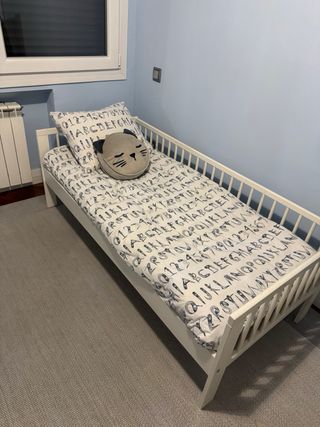Cama infantil Ikea con colchón y ropa de cama