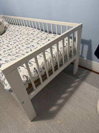 Cama infantil Ikea con colchón y ropa de cama