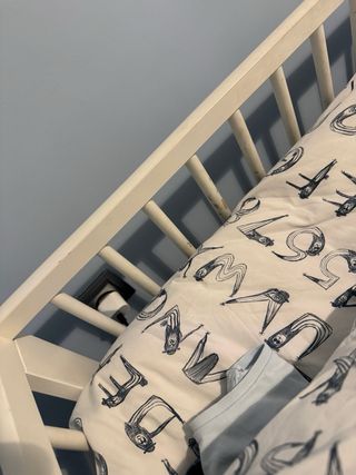 Cama infantil Ikea con colchón y ropa de cama