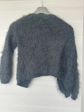 Cardigan corto grigio peloso con bottone