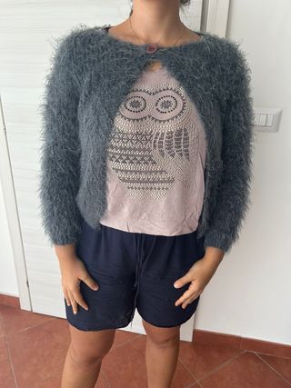 Cardigan corto grigio peloso con bottone