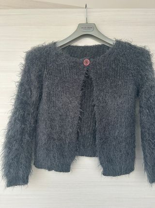 Cardigan corto grigio peloso con bottone