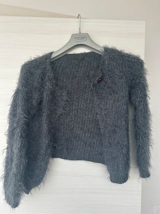 Cardigan corto grigio peloso con bottone