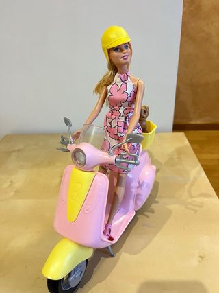 Moto Barbie con Perro y Casco Amarillo