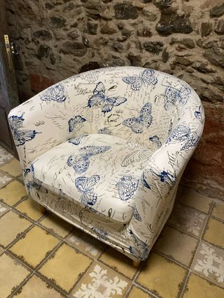 Sillón de tela con estampado de mariposas