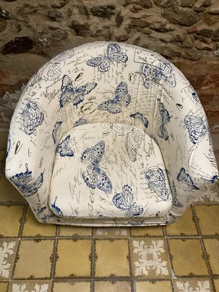 Sillón de tela con estampado de mariposas