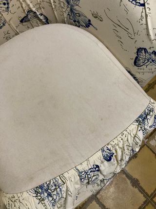 Sillón de tela con estampado de mariposas