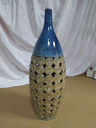 Jarrón de cerámica azul y beige