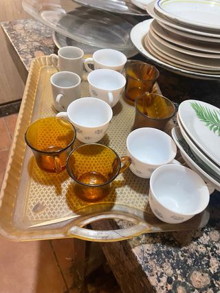Vajilla variada cerámica, cristal y metal