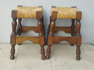 2 Banquetas de madera nogal y enea

