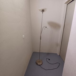 Lámpara de pie moderna plateada y blanca