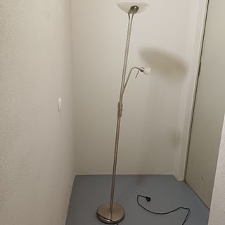 Lámpara de pie moderna plateada y blanca