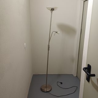 Lámpara de pie moderna plateada y blanca