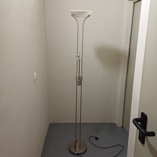 Lámpara de pie moderna plateada y blanca