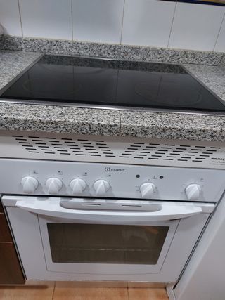 Vitrocerámica y horno Indesit