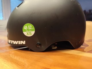 Bici de equilibrio Btwin negra + casco de regalo