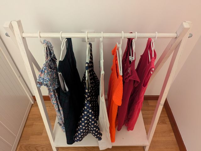 Perchero blanco de madera para niños y niñas