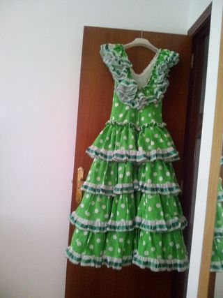 Vestido de flamenca verde con lunares blancos