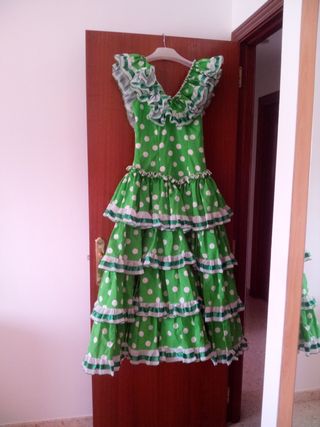 Vestido de flamenca verde con lunares blancos