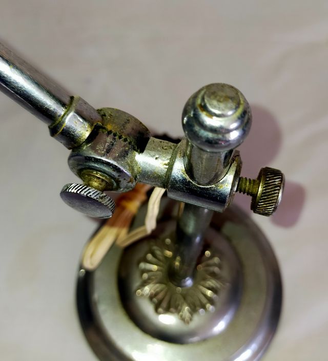 Candeeiro de mesa prateado