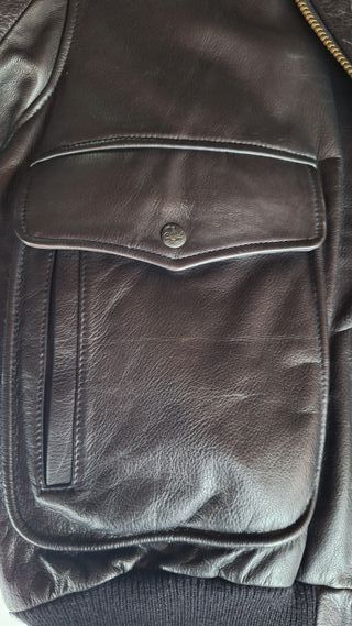 Bomber cuero becerro. Negra