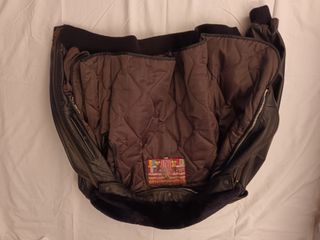 Bomber cuero becerro. Negra