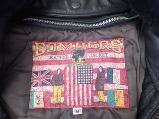 Bomber cuero becerro. Negra