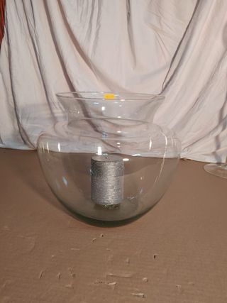 Jarrón de cristal dorado con detalles