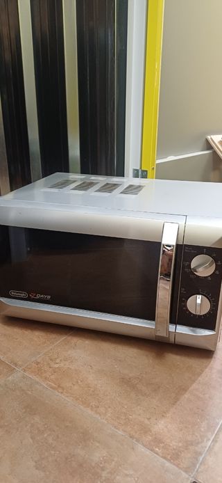 Microondas DeLonghi 7 DAYS sin plato 